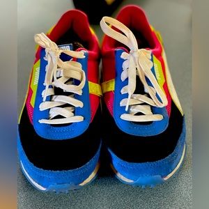 Womens size 8 Pumas.